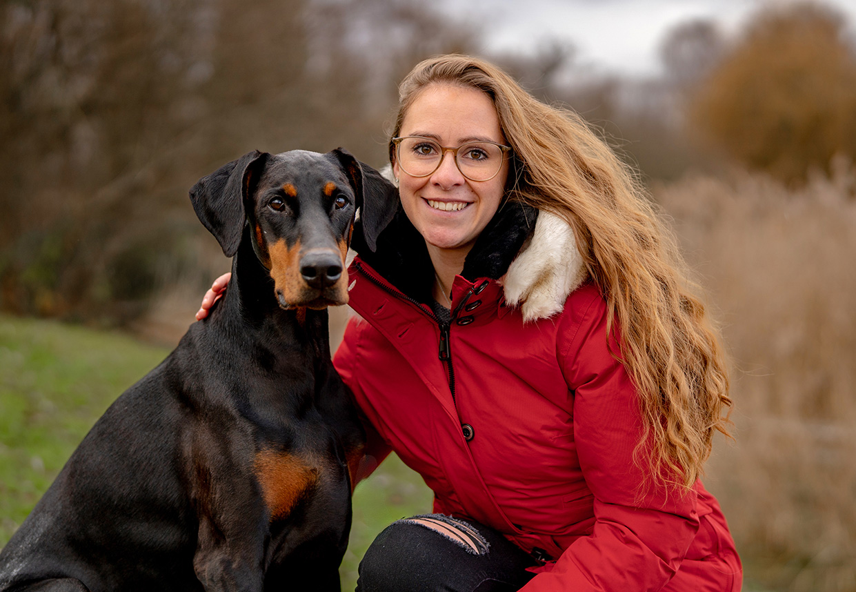 Frau mit Dobermann