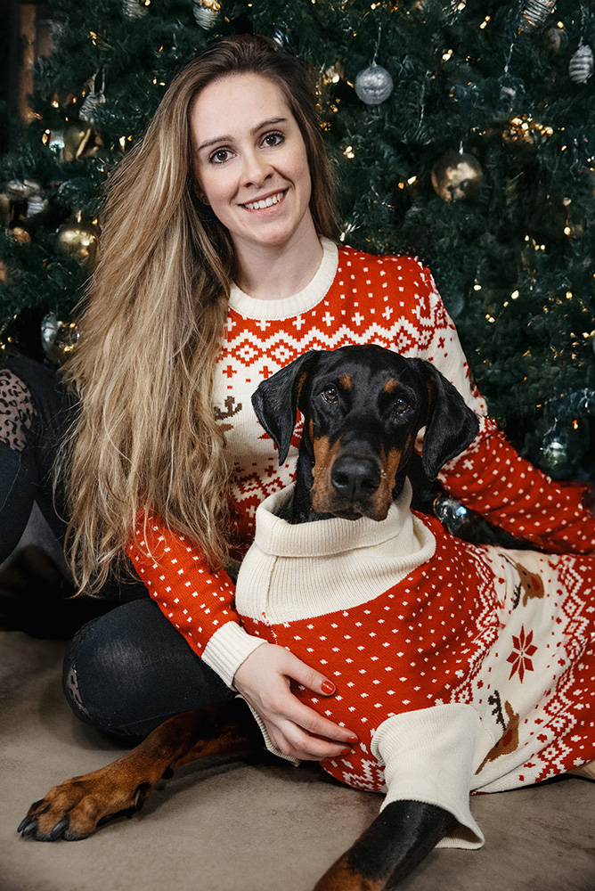 Frau mit Dobermann im Puli weihnachten