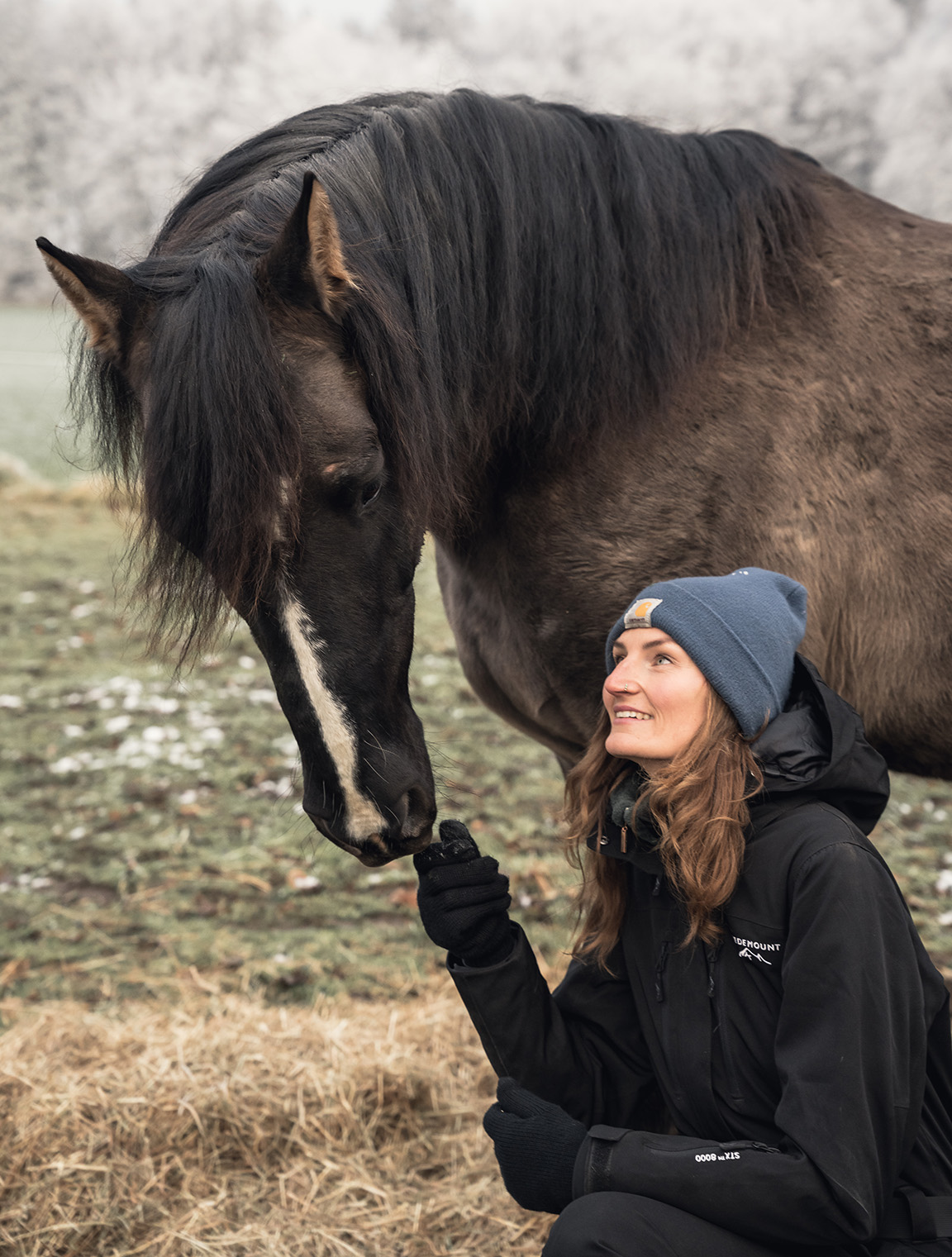 Pferd und Frau im Winter