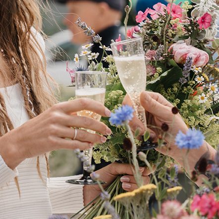 Anstoßen mit Sekt Anstoßen mit Sekt