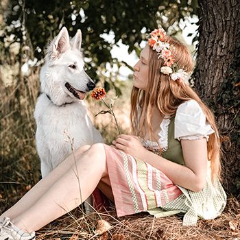 Frau mit Hund unter einem Baum