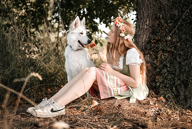 Frau mit Hund unter einem Baum