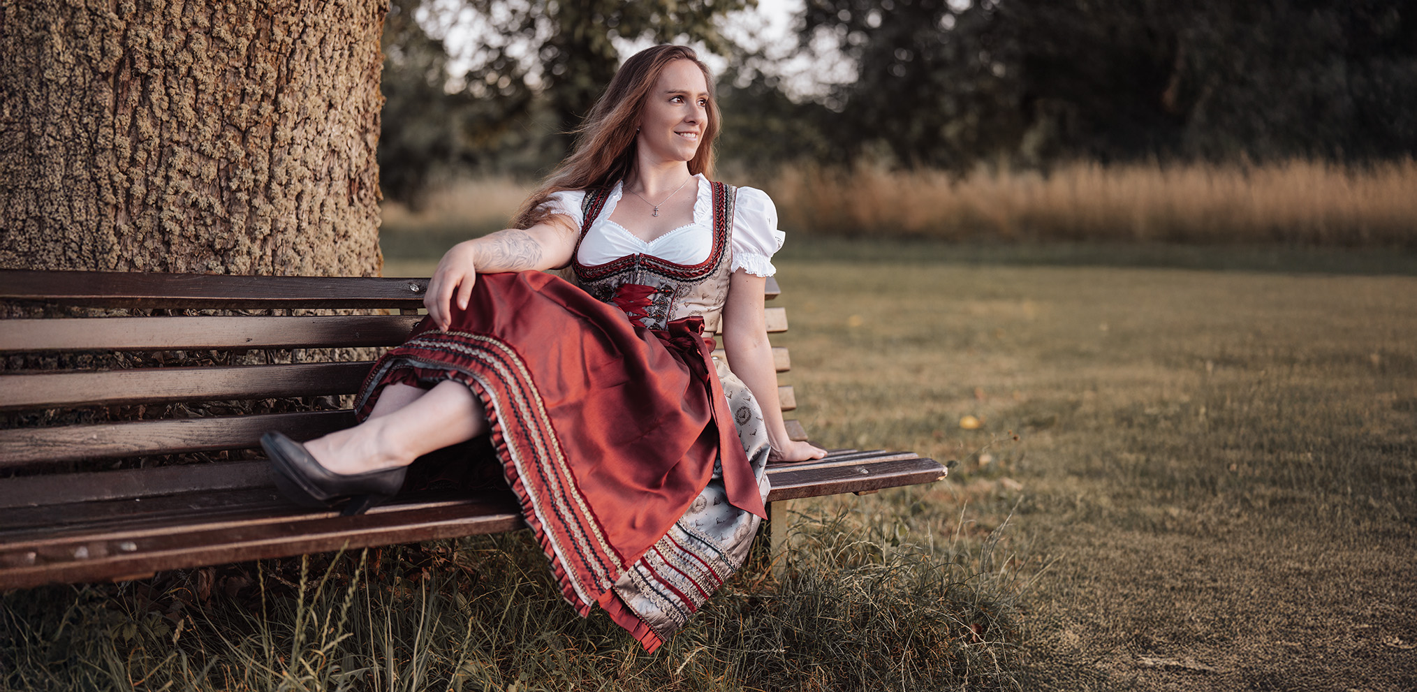 Frau auf Bank im Kleid
