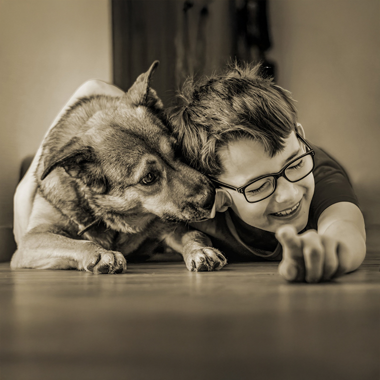 Kind und Hund auf Boden