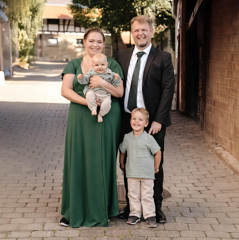 Familienfoto Eltern und Kinder am Fest